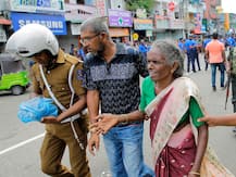 IN PICS: दिल दहला देंगी श्रीलंका धमाकों की ये तस्वीरें, अपनों को तलाशती रहीं नम आंखें