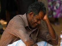 IN PICS: दिल दहला देंगी श्रीलंका धमाकों की ये तस्वीरें, अपनों को तलाशती रहीं नम आंखें