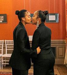 मां-बेटी की आपस में चुंबन करने वाली तस्वीर को देख नाराज हुए फैंस, कहीं ऐसी बातें