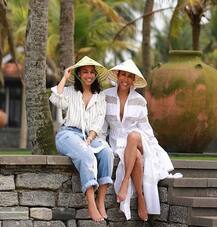 मां-बेटी की आपस में चुंबन करने वाली तस्वीर को देख नाराज हुए फैंस, कहीं ऐसी बातें