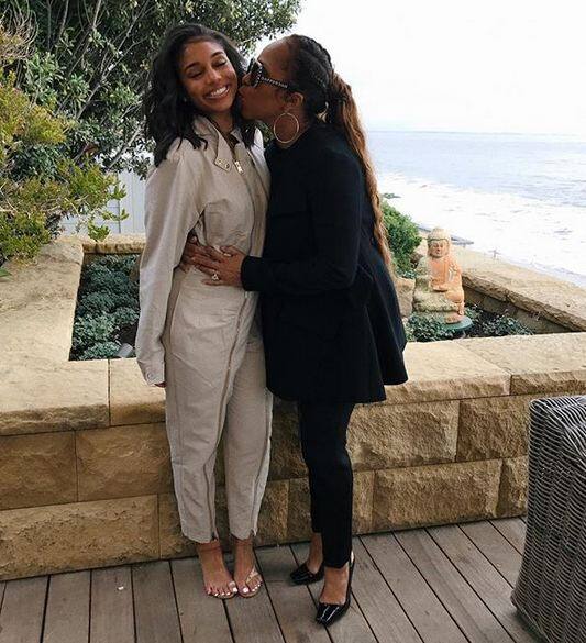  उनके फैंस ने इस तस्वीर पर उस समय कड़ी प्रतिक्रिया दी जब उन्होंने ऐसी तस्वीर शेयर की.