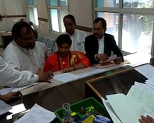 साध्वी प्रज्ञा ने भोपाल से भरा पर्चा, जानिए- सोने-चांदी के थाली, लोटा, गिलास, कमंडल समेत कितनी है संपत्ति