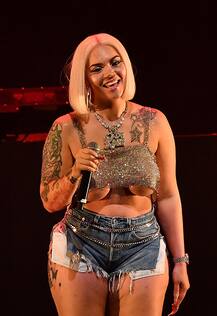 स्टेज पर परफॉर्म करने के दौरान ऐसे बोल्ड अंदाज में नजर आई ये हसीना, देखें तस्वीरें