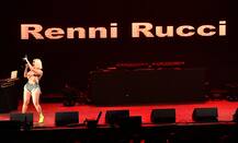 स्टेज पर परफॉर्म करने के दौरान ऐसे बोल्ड अंदाज में नजर आई ये हसीना, देखें तस्वीरें