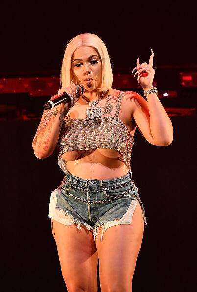 इस दौरान रूनी काफी हॉट अंदाज में नजर आईं.