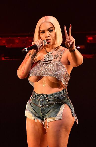 अपने म्यूजिक कॉन्सर्ट में रूनी ने ना सिर्फ अपनी परफॉर्मेंस से फैंस का दिल जीता बल्कि अपने हॉट अंदाज से भी सबको कायल बना दिया.