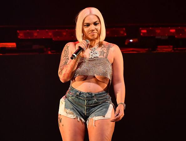 इस दौरान रूनी ने साइड कट डेनिम शॉर्ट्स और क्रॉप टॉप पहना था.