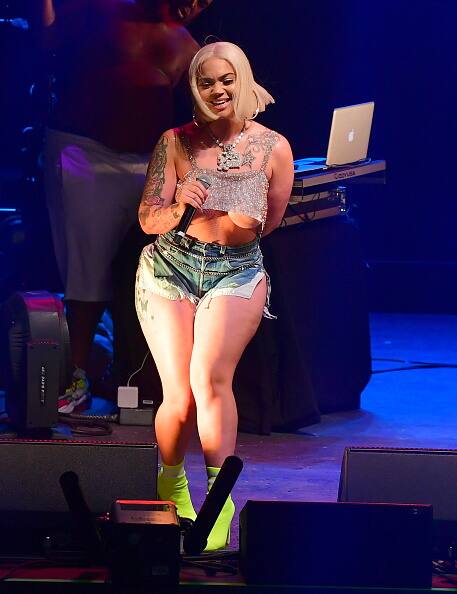 उनका टॉप ब्रेस्ट की तरफ से ऊपर उठ रहा था जिसके कारण वे काफी बोल्ड लग रही थी.