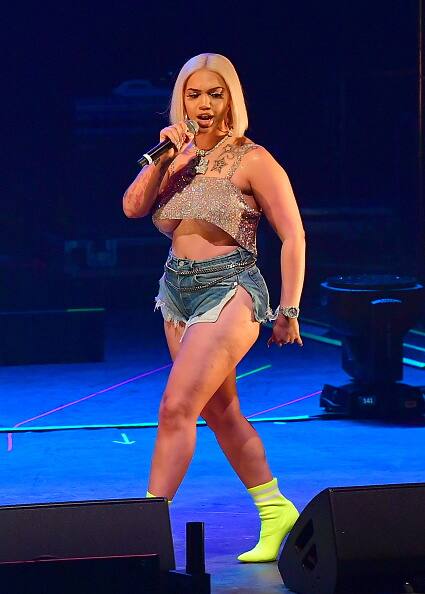 अपने लुक को हॉट बनाने के लिए रूनी ने अपने नाम का बड़ा पेंडेंट पहना था.