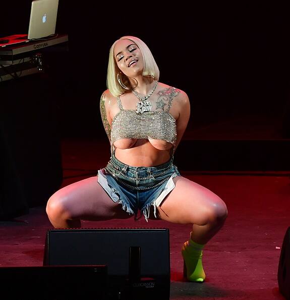 परफॉर्मेंस के दौरान रूनी मादक अंदाज में अपनी अदाएं भी दिखाती नज़र आईं.