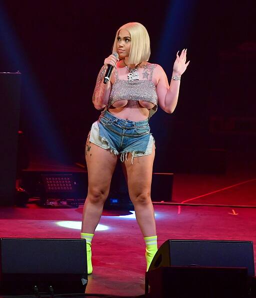 रैपर रूनी ने अपने इस हॉट अंदाज की तस्वीरें इंस्टाग्राम पर भी पोस्ट की हैं.