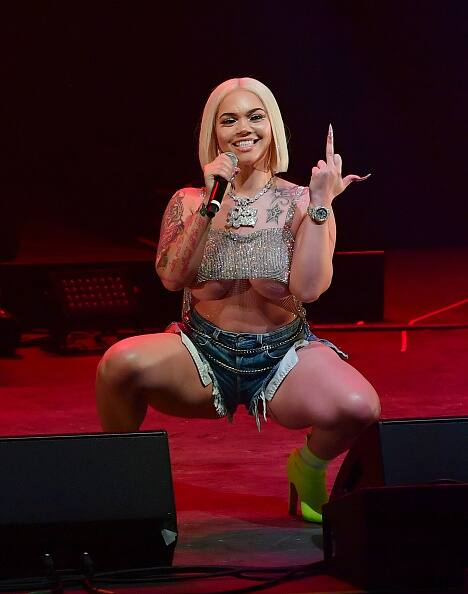 इंस्टाग्राम पर उन्हें 5 लाख से अधिक लोग फॉलो करते हैं.