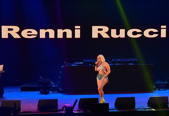 ये पहली बार नहीं है जब रूनी परफॉर्मेंस के दौरान ऐसे हॉट अंदाज में नजर आईं. इससे पहले वे ट्रांसपेरेंट बॉडी सूट पहने भी परफॉर्म करती नजर आई हैं.