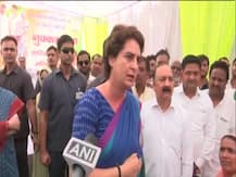 स्मृति पर भड़कीं प्रियंका गांधी, कहा- जूते बांटकर अमेठी का किया अपमान, अब वोटों की भीख वो लोग मांगेंगे