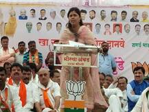 बीजेपी नेता पंकजा मुंडे बोलीं- राहुल गांधी को बम से बांधकर पाकिस्तान भेज देना चाहिए