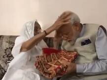 तस्वीरों में देखें- पीएम मोदी ने मां हीराबेन से की मुलाकात, आशीर्वाद लिया और मिठाई भी खाई