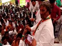 संतकबीरनगर:कांग्रेस से पर्चा दाखिल करने वाले भालचंद यादव की बढ़ सकती हैं मुश्किलें, मंच से मांगे वोट और नोट