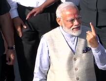 तस्वीरें: पोलिंग बूथ के बाहर वोटरों से मिले पीएम मोदी, बच्चों को किया प्यार, वोटिंग करके दिखाई उंगली