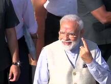 तस्वीरें: पोलिंग बूथ के बाहर वोटरों से मिले पीएम मोदी, बच्चों को किया प्यार, वोटिंग करके दिखाई उंगली