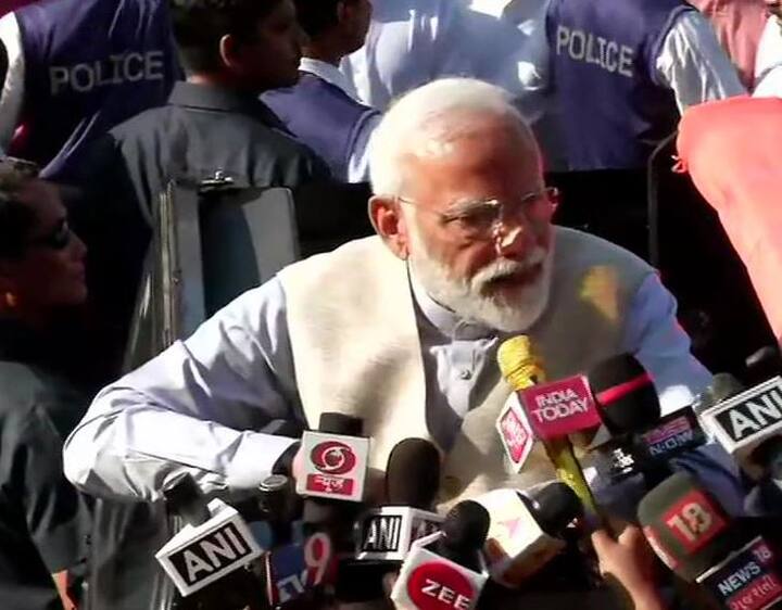 वोट करने के बाद पीएम मोदी ने मीडिया से बातचीत की और लोगों से ज्यादा से ज्यादा संख्या में पहुंचकर वोट करने की अपील की.