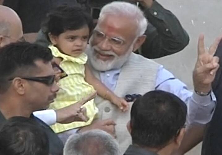 पीएम मोदी ने काफी देर तक अमित शाह की पोती को गोद लिया.