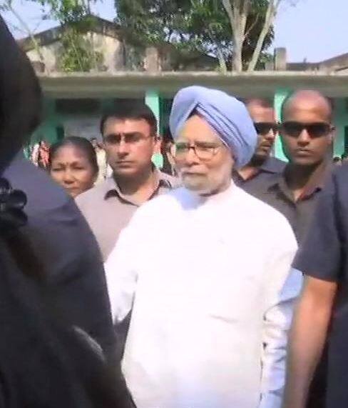 भारत के पूर्व प्रधानमंत्री डॉ मनमोहन सिंह ने असम के दिसपुर के एक मतदान केंद्र पर अपना वोट डाला है.