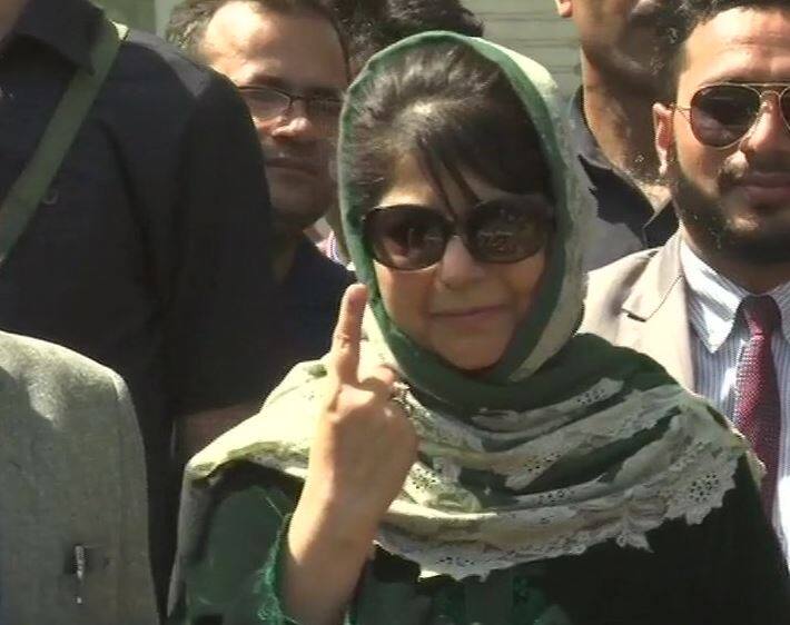 जम्मू-कश्मीर के अनंतनाग जिले के बिजबेहरा इलाके में पीडीपी नेता महबूबा मुफ्ती ने मतदान केंद्र संख्या 37 डी पर अपना वोट डाला.
