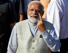 तीसरा चरण: राजनेताओं समेत इन बड़ी शख्सियतों ने आज डाला वोट, देखें तस्वीरें