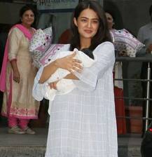 सुरवीन चावला की अस्पताल से निकलने से लेकर बेटी की पहली तस्वीर तक, यहां देखें सभी तस्वीरें