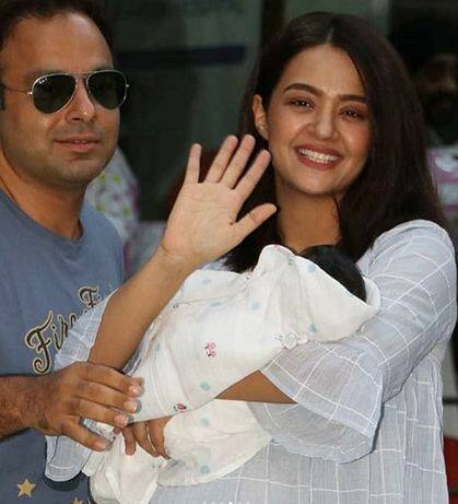 सुरवीन जब पति और बच्ची के साथ अस्पताल से बाहर आईं थीं तो उनकी कई तस्वीरें सोशल मीडिया पर छाई रहीं.