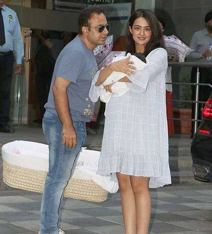 सुरवीन ने इस दौरान बच्ची को गोद में पकड़ा हुआ है और उसे कैमरे की नजरों से छुपाने की कोशिश करती नजर आईं.