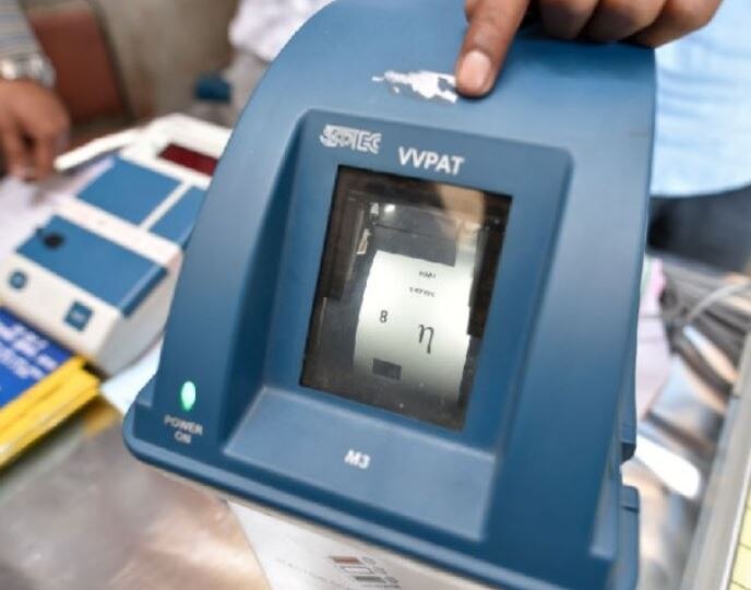 Lok sabha election 2019 snake from vvpat machine in kannur polling booth केरल: कन्नूर में VVPAT मशीन से निकला सांप, अधिकारी-मतदाता घबराए, मतदान में हुई रुकावट