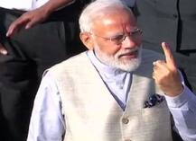 तीसरा चरण: राजनेताओं समेत इन बड़ी शख्सियतों ने आज डाला वोट, देखें तस्वीरें