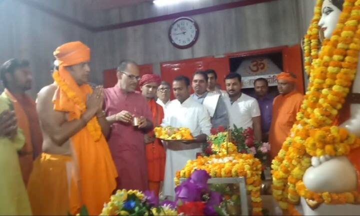 भाजपा प्रत्याशी रवि किशन गोरखनाथ मंदिर की परंपरा के अनुसार नामांकन के पहले पूजा और अनुष्ठान करने पहुंचे. उन्हें उम्मीद है कि भारी मतों से जीत के साथ मंदिर की सीट को फिर वापस ले आएंगे.