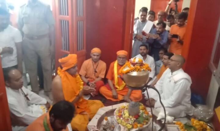 उन्होंने कहा कि गोरखपुर की पावन धरती पर भी एक उत्तेजना दिखाई दे रही है. 2018 के चुनाव में महज 22 हजार वोटों से भाजपा हार गई थी. उन्होंने कहा कि योगी जी मोदी जी और भारतीय जनता पार्टी की 2019 के चुनाव में जीत होगी.