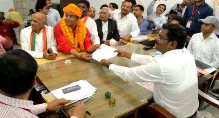 फिल्म अभिनेता से नेता बने भाजपा प्रत्याशी रवि किशन ने आज कलेक्ट्रेट परिसर स्थित जिलाधिकारी के कक्ष में नामांकन दाखिल किया. इस दौरान उन्होंने कहा कि भाजपा यूपी में 74 सीटों पर जीत हासिल करेगी. नामांकन के ठीक पहले उन्होंने एबीपी न्यूज से बातचीत करते हुए कहा कि शंखनाद हो चुका है. पूरा देश जानता है, मोदी जी और योगी जी जीत रहे हैं.