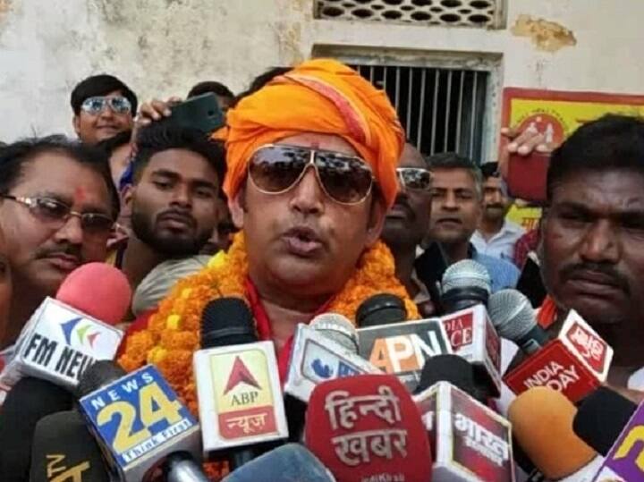 रुद्राभिषेक के बाद रवि किशन ने कहा कि यह मंदिर की सीट है और मंदिर में आएगी. यह मेरा वादा है. उन्होंने कहा कि 2018 के कलंक को धोना है. रिकॉर्ड मतों से जीत हासिल कर वापस मंदिर को सीट दिलानी है. अनुष्ठान के दौरान उन्होंने प्रार्थना की गठबंधन स्वाहा, परिवारवाद स्वाहा, स्वार्थी गठबंधन स्वाहा, लोभी गठबंधन स्वाहा, अवसरवादी राजनीति स्वाहा का नारा लोगों से लगवाया.