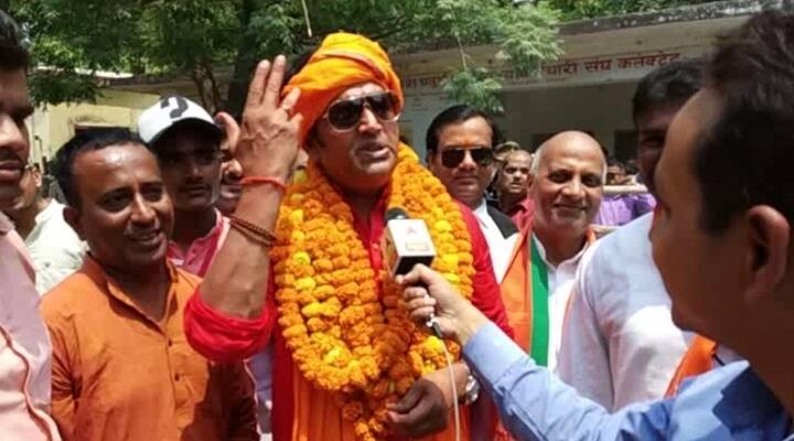 इसके पहले वे सुबह 8:00 बजे गोरखनाथ मंदिर पहुंचे. यहां पर उन्होंने बाबा के दरबार में मत्था टेका और गोरखनाथ बाबा का आशीर्वाद लिया. इसके बाद वे परिसर स्थित अन्य मंदिरों में भी पूजा-अर्चना करने पहुंचे. भगवान भोलेनाथ के दरबार में विधिवत पूजा-अर्चना और रुद्राभिषेक किया. 