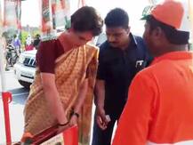 गरमी में साइकिल से प्रचार करता कांग्रेस कार्यकर्ता सड़क पर गिरा, देखते ही दौड़ पड़ीं प्रियंका गांधी