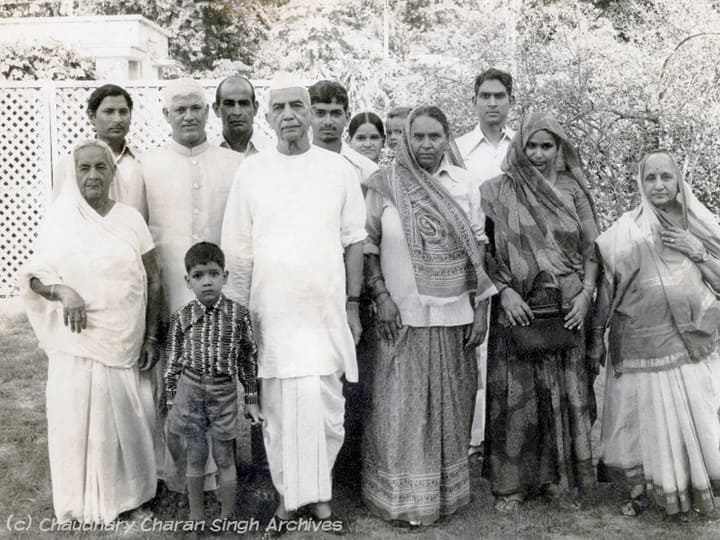 प्रधानमंत्री सीरीज 5: जिस इंदिरा गांधी को जेल भेजना चाहते थे चरण सिंह, उन्हीं के समर्थन से बने प्रधानमंत्री, एक महीने में गिरी सरकार