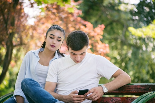 causes of insecurities and jealousy in a relationship not to overlook प्यार के बाद भी क्या इनसिक्योर है आपका पार्टनर? ये संकेत करते हैं इशारा
