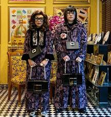 मैचिंग के कपड़े पहनने के कारण मशहूर हुए ये मां-बेटे, देखें तस्वीरें