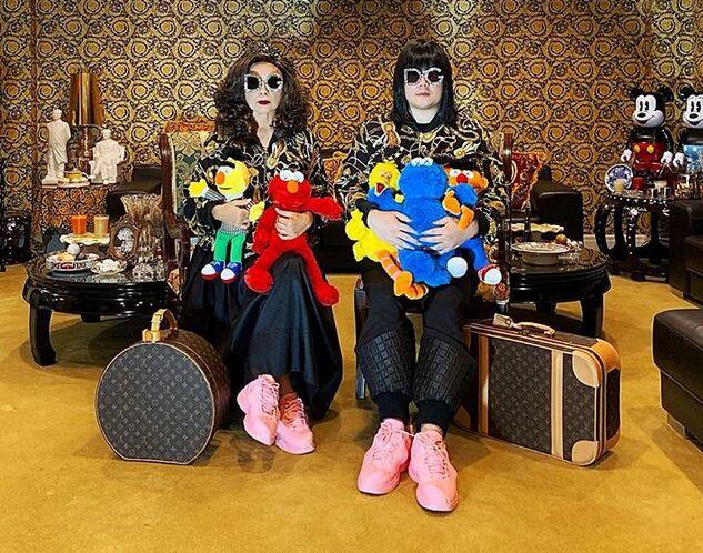 दिलचस्प बात ये है कि ये दोनों आउटफिट के अलावा ज्वैलरी और बाकी एक्ससरीज जैसे हैंडबैग इत्यादि भी एक जैसा ही लेते हैं. 