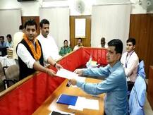 जहानाबाद: अपने समर्थित उम्मीदवार चंद्र प्रकाश यादव के नामांकन में नहीं पहुंचे तेजप्रताप यादव