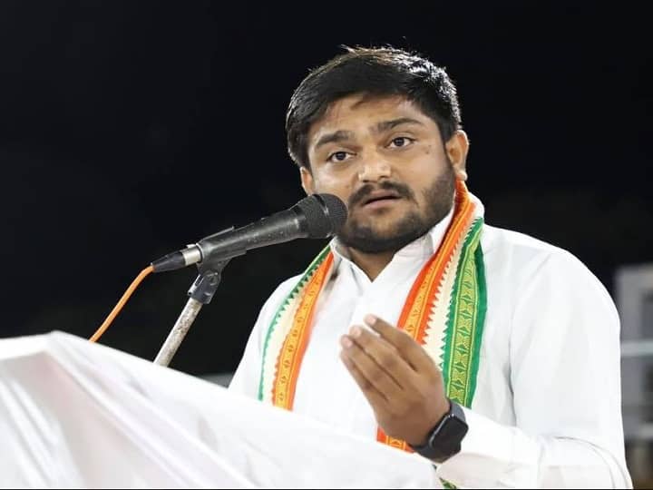 गुजरात: कांग्रेस विधायकों के इस्तीफे से भड़के हार्दिक पटेल, कहा- ऐसे लोगों को चप्पलों से पीटना चाहिये Gujarat: Hardik Patel over resignation of Congress MLAs, said - such people should be beaten with slippers गुजरात: कांग्रेस विधायकों के इस्तीफे से भड़के हार्दिक पटेल, कहा- ऐसे लोगों को चप्पलों से पीटना चाहिये