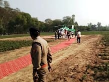डिप्टी सीएम केशव प्रसाद मौर्या के जूतों पर मिट्टी ना लगे इसलिए हेलीकॉप्टर से मंच तक बिछाया कारपेट