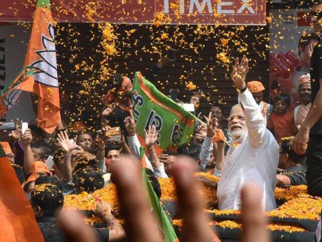 मोदी दोपहर 2.30 बजे बाबतपुर एयरपोर्ट पहुंचेंगे जहां से वह हेलीकॉप्टर द्वारा बीएचयू हेलीपैड पर लैंड करेंगे. वह दोपहर 3 बजे लंका पर मदन मोहन मालवीय की प्रतिमा को माल्यार्पण कर रोड शो की शुरुआत करेंगे. रोड शो लगभग 6 बजे गदौलिया चौराहे पर खत्म पीएम करके मोदी गंगा आरती के लिए दशाश्वमेध घाट पर जाएंगे.