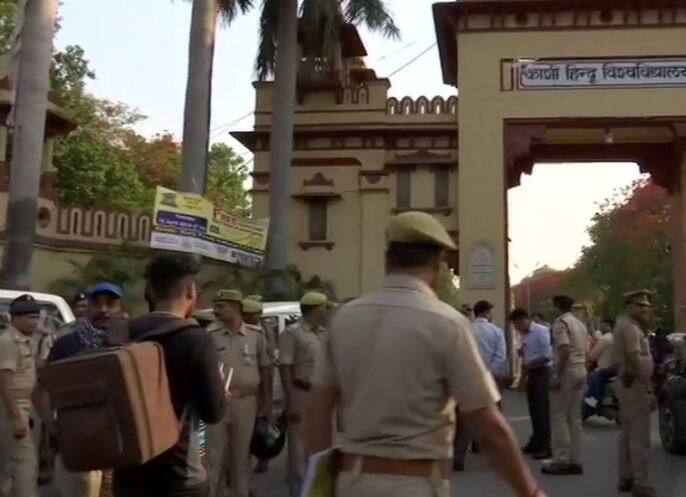 सात किलोमीटर के रोड शो का आख़िरी पड़ाव काशी विश्वनाथ मंदिर का द्वार है. यहां भी तैयारियां हो चुकी हैं. दशाश्वमेघ घाट पर रंग रोगन का काम भी पूरा हो गया है. रोड शो के दौरान किसी पेड़ से पीएम की गाड़ी न उलझ जाए. इसके लिए टहनियां काट दी गई हैं. जिधर से पीएम का क़ाफ़िला गुज़रेगा, उन इलाक़ों में दुकानें कुछ देर के लिए बंद रखने को कहा गया है.