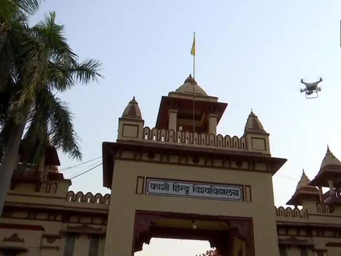 नामांकन से पहले पीएम नरेंद्र मोदी वाराणसी में आज रोड शो करेंगे. बीएचयू से लेकर दशाश्वमेघ घाट तक वे लोगों से मिलेंगे. रोड शो के बाद शाम में वे गंगा आरती करेंगे. पीएम के रोड शो को देखते हुए वाराणसी की सुरक्षा व्यवस्था भी चाक चौबंद कर दी गई है. चप्पे-चप्पे पर ड्रोन से नजर रखी जा रही है. शहर में बड़ी तादाद में पुलिस बल को तैनात किया गया है.