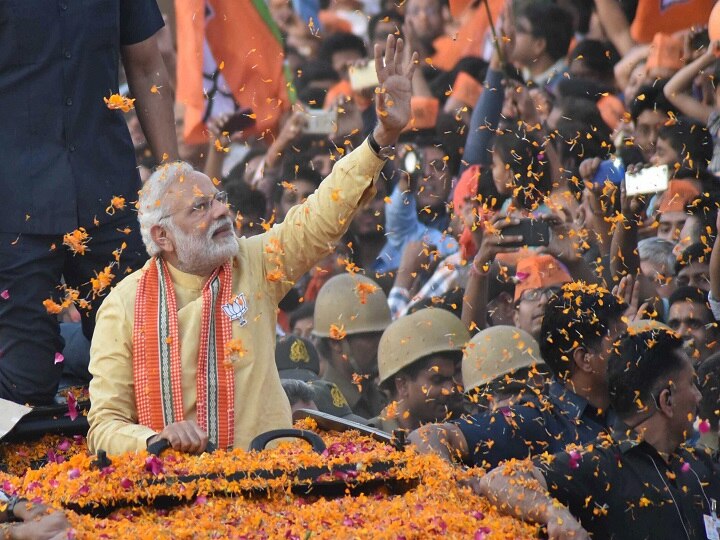 All you need to know about Pm modis roadshow in varansi वाराणसी में आज 4 बजे से पीएम मोदी का रोड शो, 5 लाख लोग होंगे शरीक, जानें A टू Z बातें
